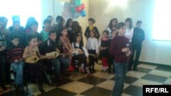 სკრას დასახლებაში დევნილმა ბავშვებმა კონცერტი გამართეს