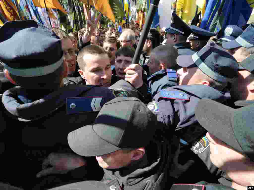 Украіна. Сутычкі АМАПу з прыхільнікамі апазыцыі перад будынкам парлямэнту.