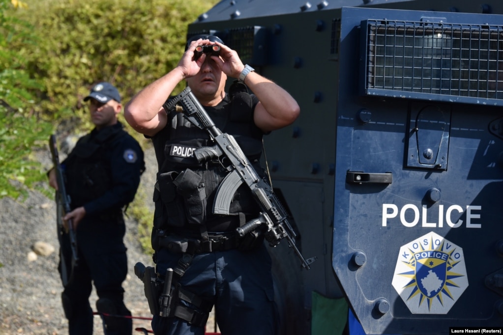 Policët e Kosovës duke monitoruar situatën, në Jarinjë. (27 shtator)