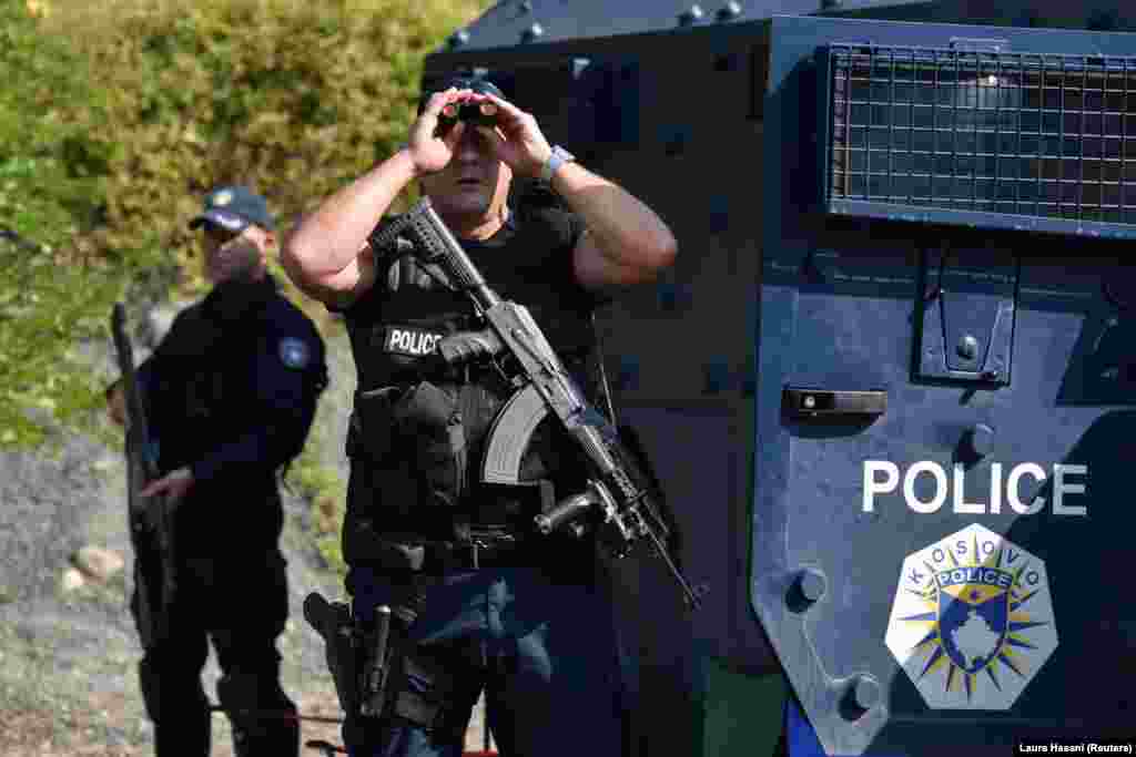 Policët e Kosovës duke monitoruar situatën, në Jarinjë.&nbsp;(27 shtator)