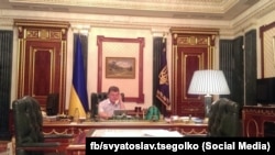 Фотографія з робочого кабінету президента України Петра Порошенка