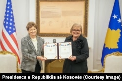 Presidentja e Kosovës, Justina Shiroka Pula, dekoron senatoren amerikane, Jeanne Shaheen, me Medaljen Presidenciale të Meritave në Prishtinë, 12 tetor 2026.