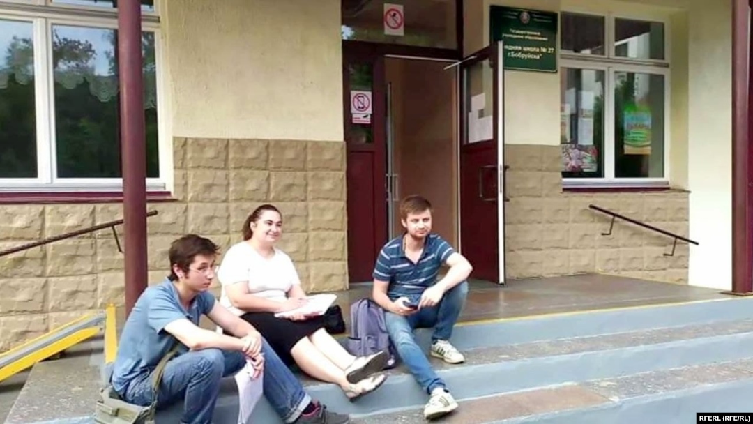 Іван Манько (крайні зьлева) з калегамі па назіраньні, калі іх выдварылі з участку для галасаваньня