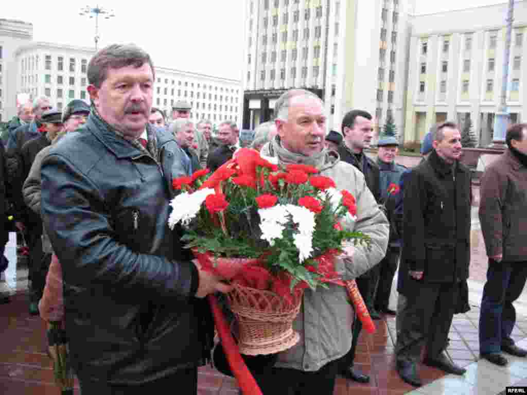 ПКБ усклалі кветкі да помніку Леніна ў Менску