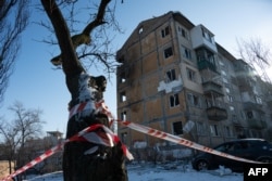 Un bloc avariat în urma unui atac aerian al Rusiei, la Kiev, pe 3 februarie 2026.