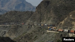 د پاکستان او افغانستان ترمنځ د لارو تړل کېدو له کبله ولاړې لارۍ. (انځور: ارشیف)