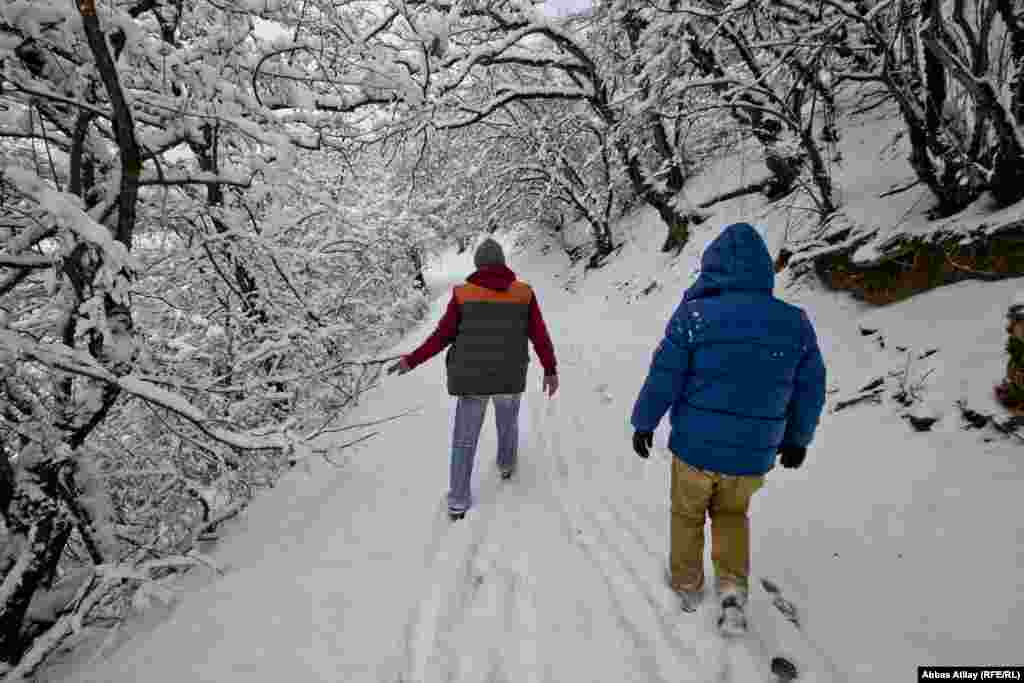 Məbədə gedən qarlı yol.