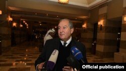 Հայաստանի նախագահ Արմեն Սարգսյանը լրագրողների հետ զրուցում է Կատար իր այցի մասին, 20-ը նոյեմբերի, 2019թ.