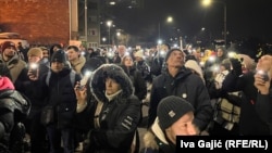 Okupljeni tokom 15 minuta ćutanja na protestu u Kragujevcu, 16.2.2025.