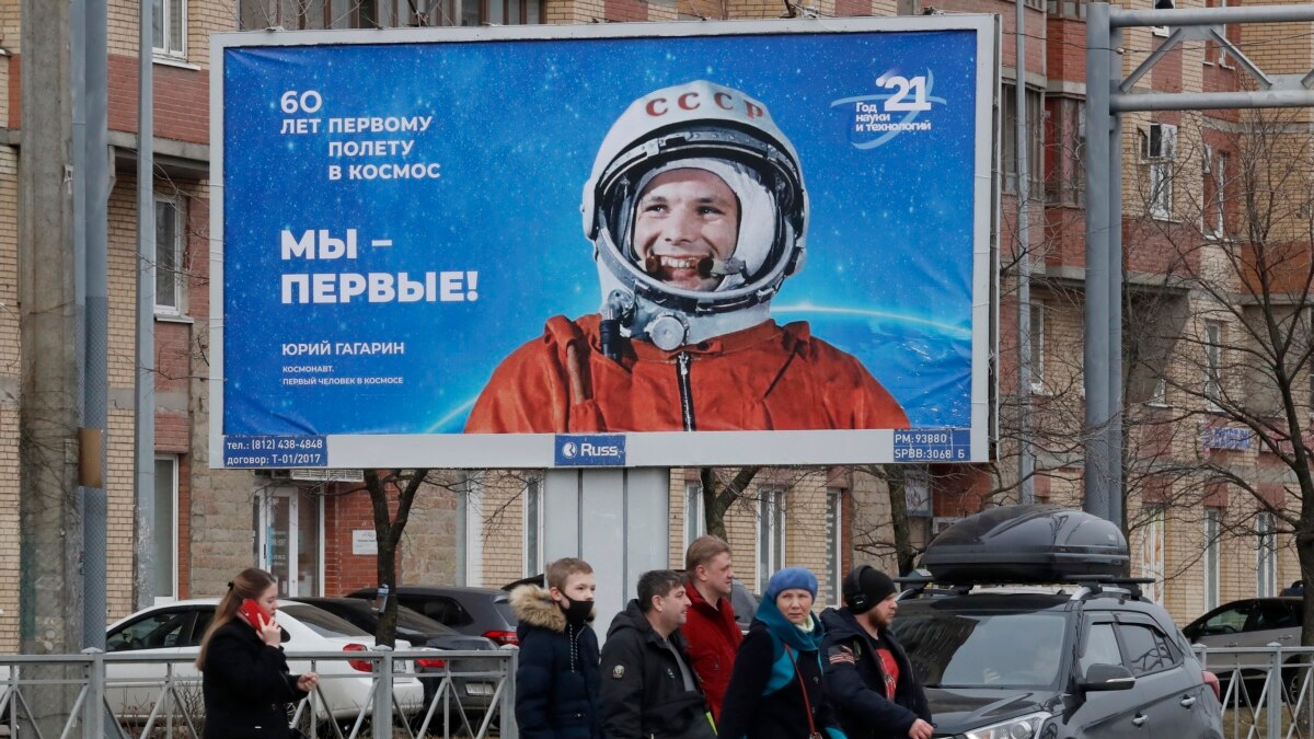 Кто был в космосе после гагарина. Первый полёт в космос. Гагарин полет. Рогозин с днем космонавтики.