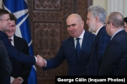 Premierul Ilie Bolojan îi felicită pe nou-numiții de la Apărare și Economie, Radu Miruță și Irineu Darău.