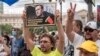 Učesnik protesta u Habarovsku drži sliku kritičara Kremlja Alekseja Navaljnog