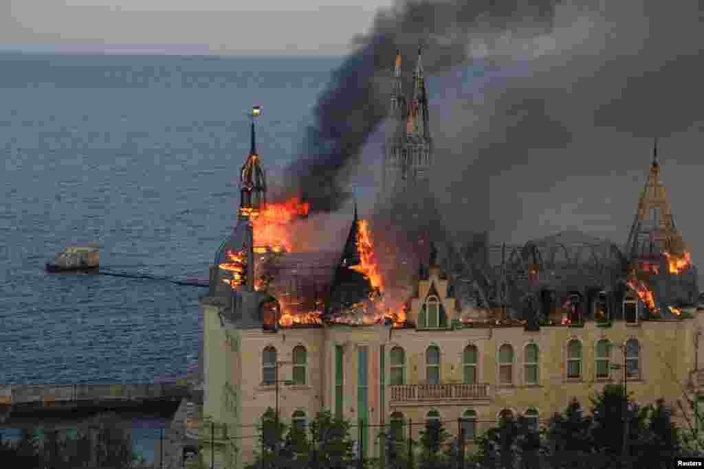 Zgrada obrazovne ustanove gori nakon ruskog raketnog udara, usred napada na Ukrajinu, u Odesi, Ukrajina, 29. aprila 2024.