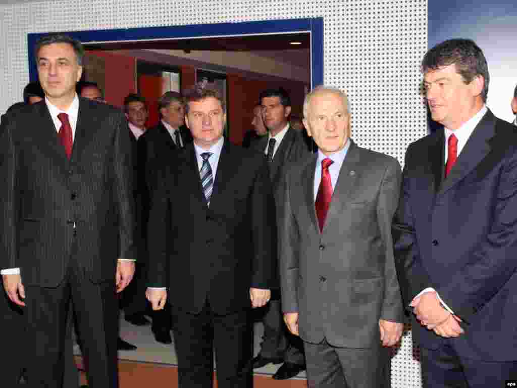 24 qershor '09 - Presidentët e katër shteteve të Ballkanit Perëndimor kanë mbështetur forcimin e marrëdhënieve rajonale në drejtim të integrimit të rajonit në Bashkimin Evropian dhe në NATO. "Vendet e Bashkimit Evropian do të çmonin intensifikimin e shkëmbimeve ekonomike ndërmjet vendeve tona”, u ka thënë presidenti i Shqipërsië, Bamir Topi, homologëve të tij nga Kosova, Mali i Zi dhe Maqedonia, gjatë një takimi në Vlorë. 