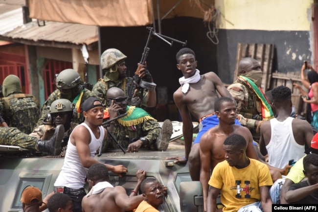 Мятежные военные и жители столицы Гвинеи Конакри. 5 сентября 2021 года