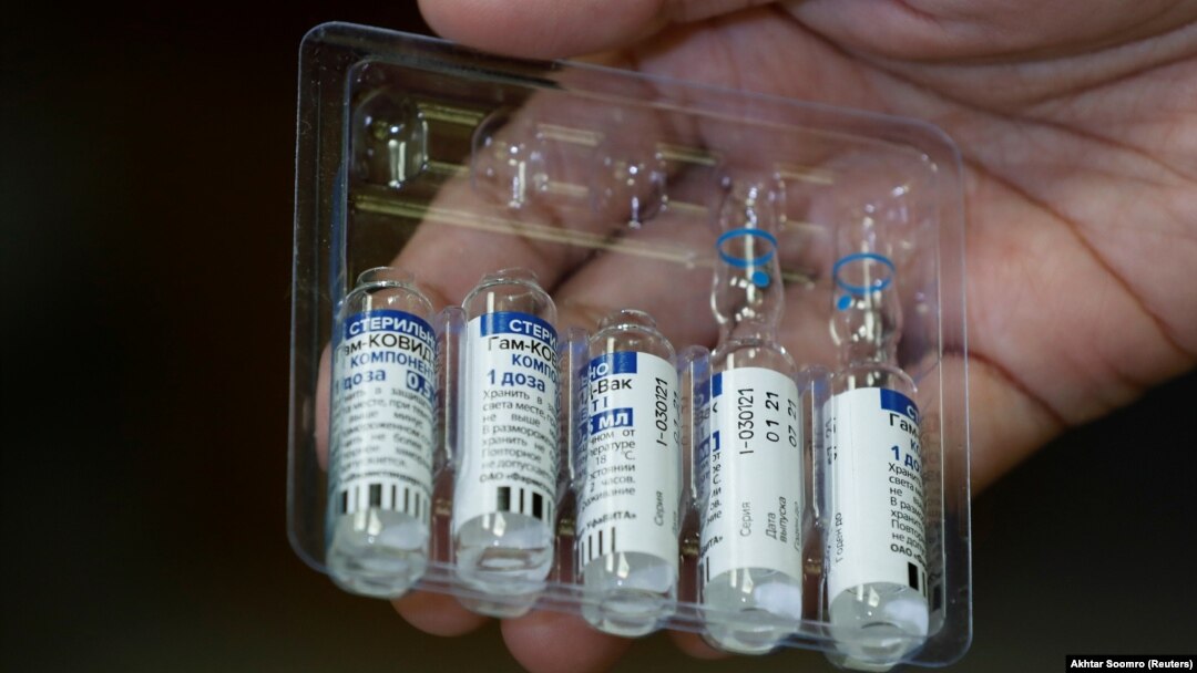 A paramedic holds a pack of used and unused vials of Russia's Sputnik V COVID-19 vaccine. (file photo)