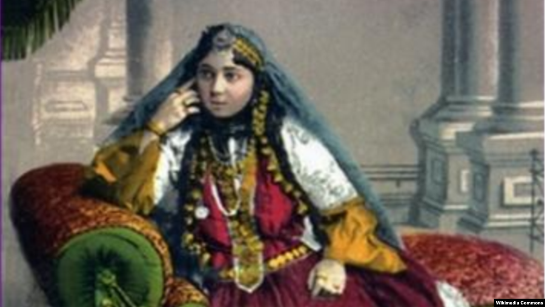 Milli geyim geyinmiş azərbaycan qadını.