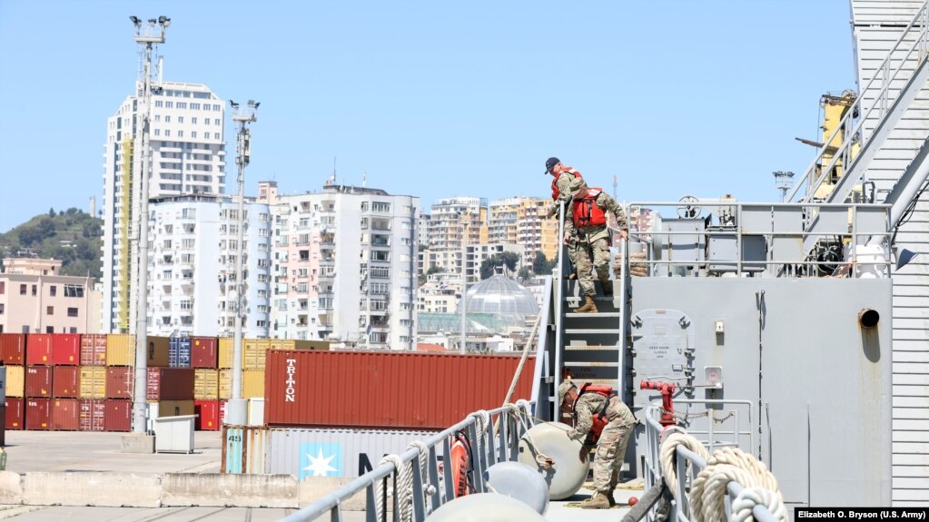 Fotografi arkivi nga Porti i Durrësit.
