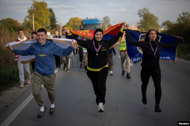 Studentë nga Novi Pazari duke ecur për në Novi Sad, 21 tetor 2025.