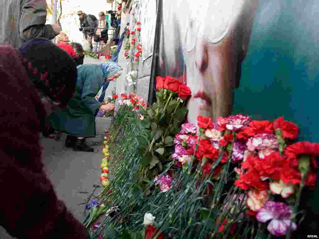 Russia - People laying flowers at the apartment building where the journalist Anna Politkovskaya lived, 07Oct2009 - Russia - People laying flowers at the apartment building where the journalist Anna Politkovskaya lived, 07Oct2009