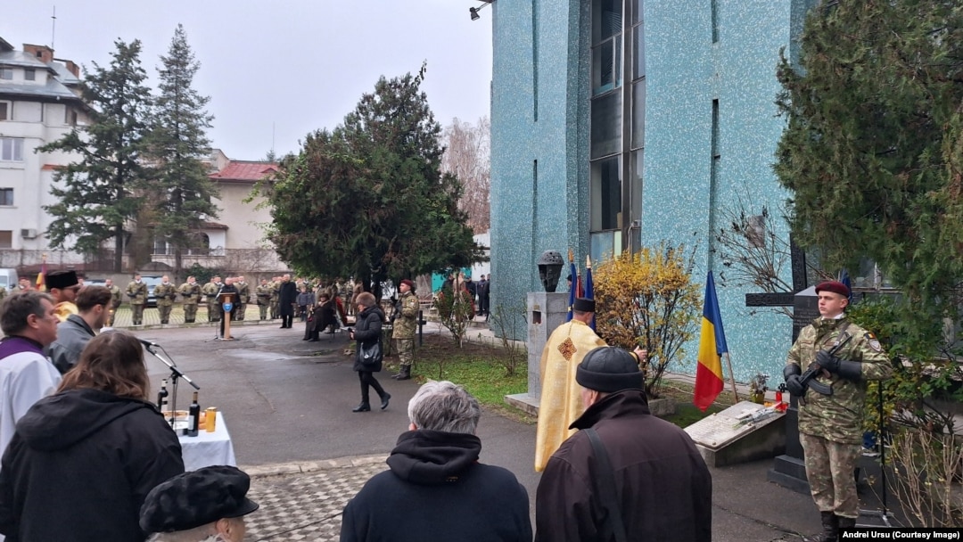 Ceremonie la Monumentul Parașutiștilor din curtea TVR în memoria celor 12 parașutiști împușcati pe 23 decembrie 1989.