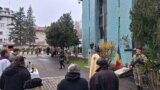 Ceremonie la Monumentul Parașutiștilor din curtea TVR în memoria celor 12 parașutiști împușcati pe 23 decembrie 1989.