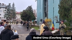 Ceremonie la Monumentul Parașutiștilor din curtea TVR în memoria celor 12 parașutiști împușcati pe 23 decembrie 1989.