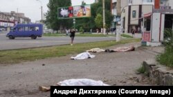 Тела погибших в результате обстрелов в Луганске