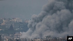 Füst gomolyog a Gázai övezet felett 2023. december 7-én