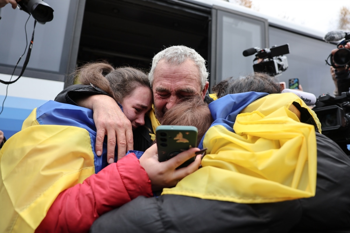 Нарешті сім'я об'єдналася. Михайло, який щойно прибув з окупованих Олешок, обіймає свою дружину Жанну та доньок, їм вдалося виїхати з Олешок 2 роки тому назад