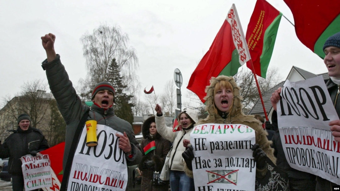 По мнению белорусских властей, молодежи стоит читать поменьше "сомнительной" литературы