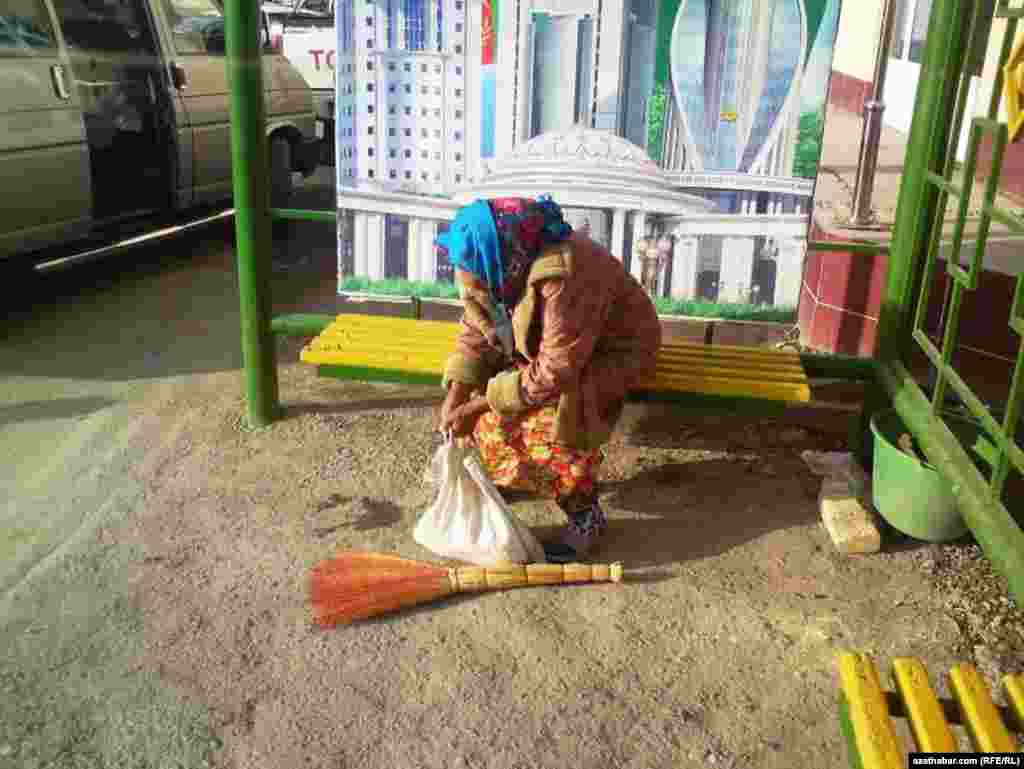 Köçe süpürýän bir daýza dynjyny alyp otyr 