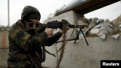 Бойовик сил сепаратистів цілить в український блокпост біля Авдіївки, фото 17 березня 2016 року
