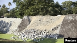 Cutremurul a provocat prăbușirea unei porțiuni din zidul exterior al castelului din Kumamoto.