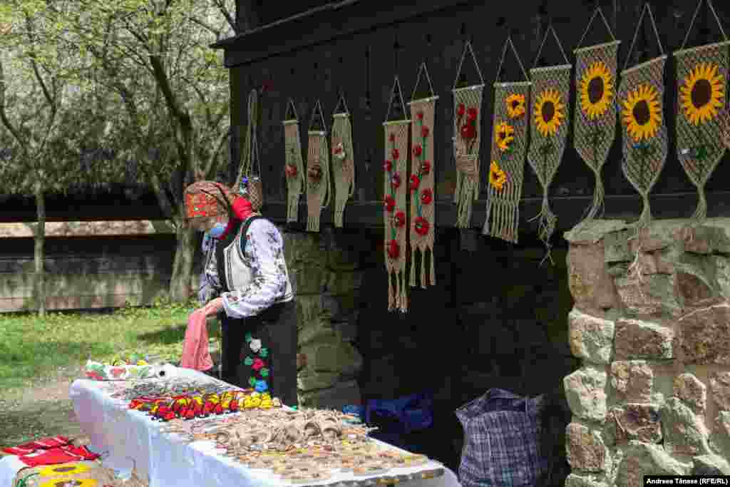 Pregătirea produselor la Târgul de Florii de la Muzeul Satului din București.