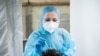 Një punonjëse shëndetësore duke testuar një qytetar për koronavirus në Berlin të Gjermanisë.