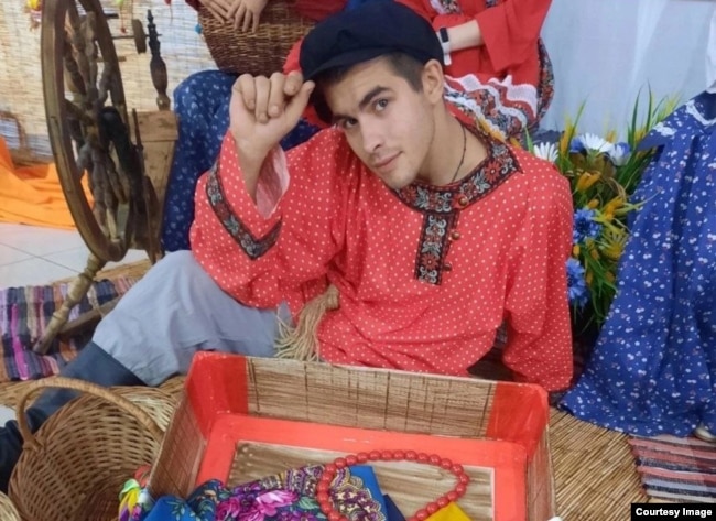 Сергей Сахаров во время спектакля