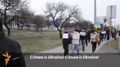 Crimea Residents Protest Blocking Of Ukrainian TV
