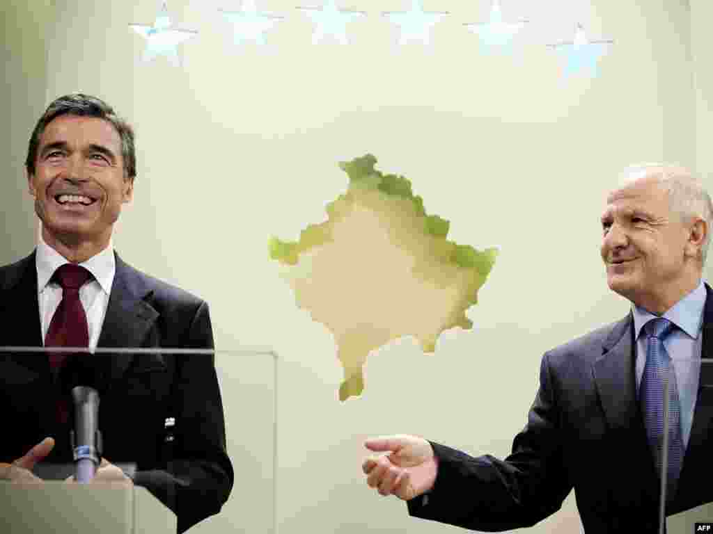 Prva poseta - Kosovo - Generalni sekretar NATO-a Andreas Fog Rasmusen posetio je Prištinu i tom prilikom razgovarao sa predsednikom Kosova Fatmirom Sejdiuom, 13. avgust 2009. To je bila prva poseta Rasmusena Kosovu tokom koje je saopštio detalje o najavljenom postepenom smanjivanju snaga KFOR-a na Kosovu. "Prvi korak je planiran za januar naredne godine. Cilj je da se broj od 14.000 vojnika, koliko ih je sada raspoređeno, smanji na 10.000, a nakon toga je predviđen drugi korak u kojem bi se kontingent smanjio na 5.700 vojnika. Međutim, mnogo toga će zavisiti o razvoju stanja na Kosovu i u regionu", rekao je Rasmusen.