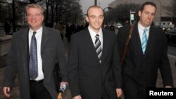 Former Blackwater security guard Nick Slatten (center) leaves a federal courthouse with attorneys in January 2009. (file photo) 