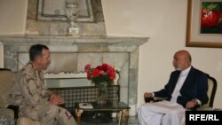 د امریکا لوی درستیز اډمیرل مایک مولن او ولسمشر حامد كرزى