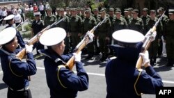 Призывники у военкомата в Симферополе, май 2015 года.
