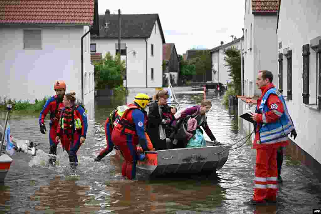 Evacuare la Baar-Ebenhausen, duminică, 2 iunie. La&nbsp;Ebenhausen-Werk, în apropiere, și mai mulți oameni au trebuit să fie evacuați în noaptea de duminică spre luni, după ce un dig s-a rupt. Potrivit agenției AFP, numai în Bavaria 20.000 de oameni luptau luni să salveze locuitori, animale și bunuri.&nbsp;