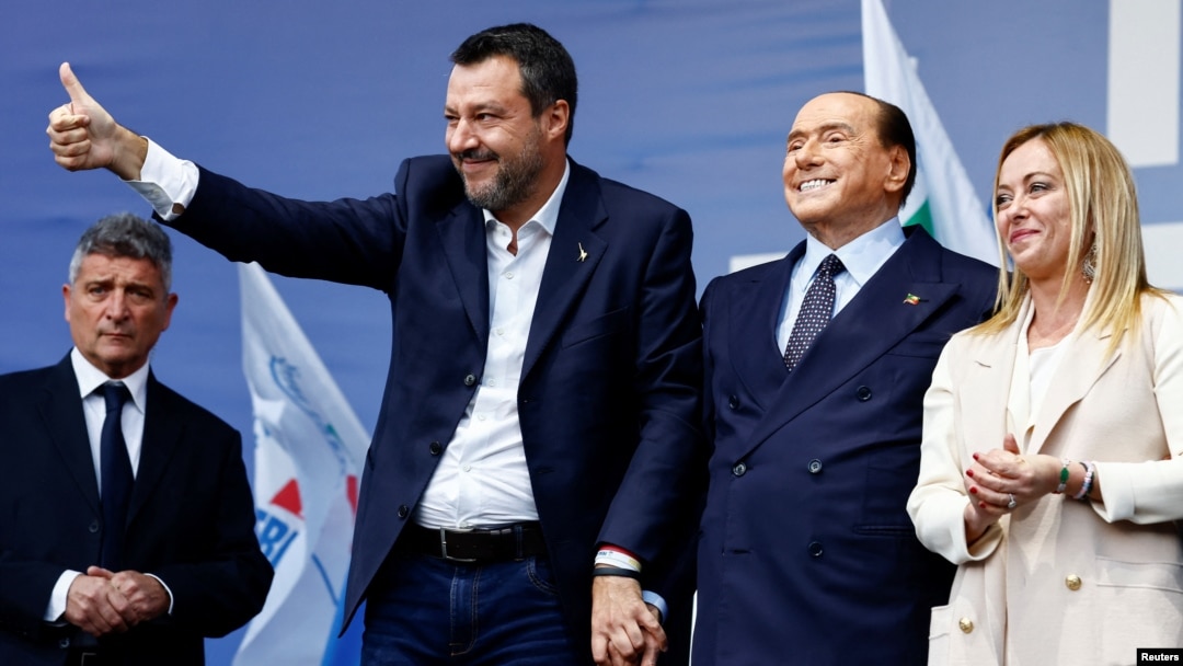 Giorgia Meloni este susținută de Matteo Salvini, fost vicepremier, și Silvio Berlusconi, liderul Forza Italia. 