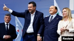Giorgia Meloni este susținută de Matteo Salvini, fost vicepremier, și Silvio Berlusconi, liderul Forza Italia. 