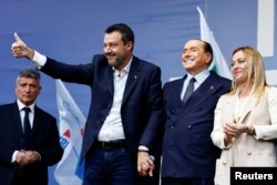 Зліва направо: Маттео Сальвіні, Сільвіо Берлусконі та Джорджа Мелоні під час виборів 25 вересня, Рим