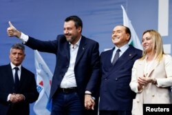 Coaliția de dreapta care conduce Italia: Matteo Salvini, Silvio Berlusconi și Girgia Meloni.