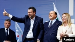 Liderii celor trei formațiuni ale coaliției de centru-deapta care ar putea conduce Italia după alegerile de duminică: Matteo Salvini, Silvio Berlusconi și Giorgia Meloni.