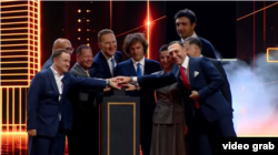 „ქართული ოცნების“ ხელისუფლების წარმომადგენლებმა და “თაუერის“ მშენებლობაში ჩართული კომპანიების წარმომადგენლებმა სიმბოლურად წითელ ღილაკს დააჭირეს ხელი.