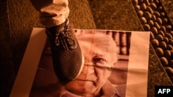 Türkiýe, Erdoganyň goldawçysy ABŞ-da ýaşaýan ruhany Fethulla Güleniň suratyny basgylaýar. 18-nji iýul, 2016